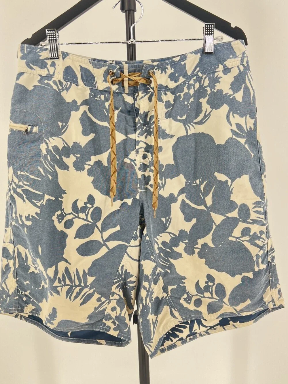Patagonia Men's Wavefarer board Size 32, shorts blue and cream (1-34)